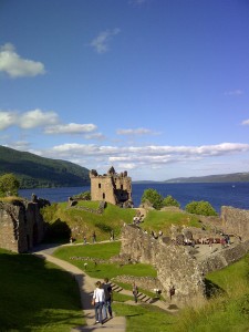 Blick von Urquart Castle auf Loch Ness